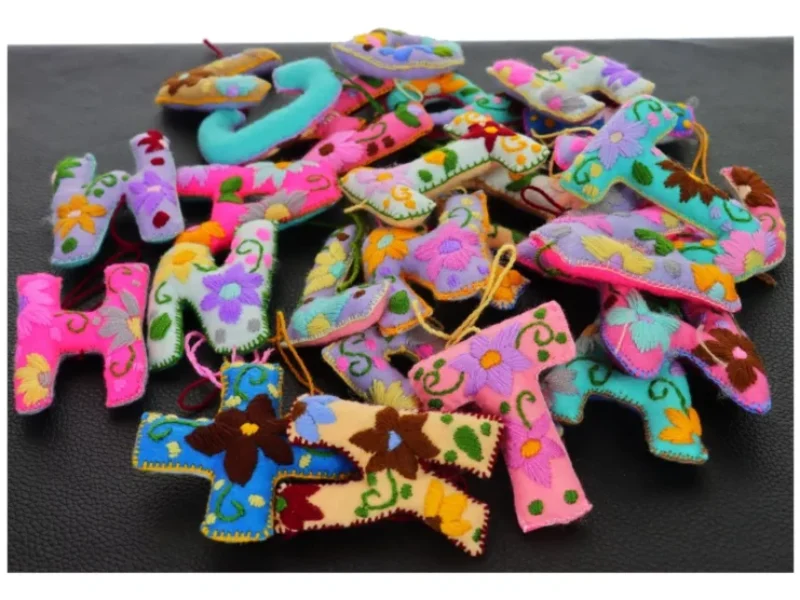 Pompones De Letras Colgantes Bordadas A Mano