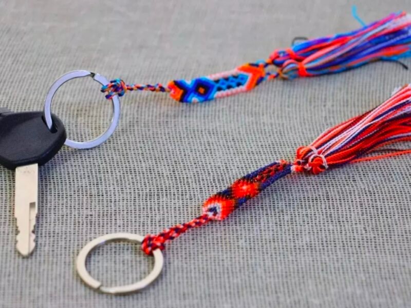 Lote De 12 Llaveros Artesanales Tejidas De Colores
