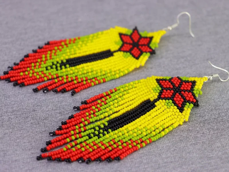 Aretes De Cuentas Huichol Con Flecos De Moda