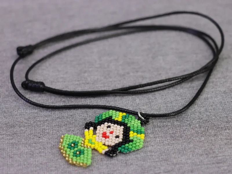 Collar De Muñequita Huichol – Dije De Chaquira Hecho A Mano