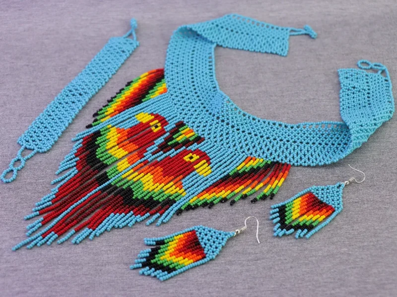 Collar Artesanal Con Flecos De Guacamayo Chaquira
