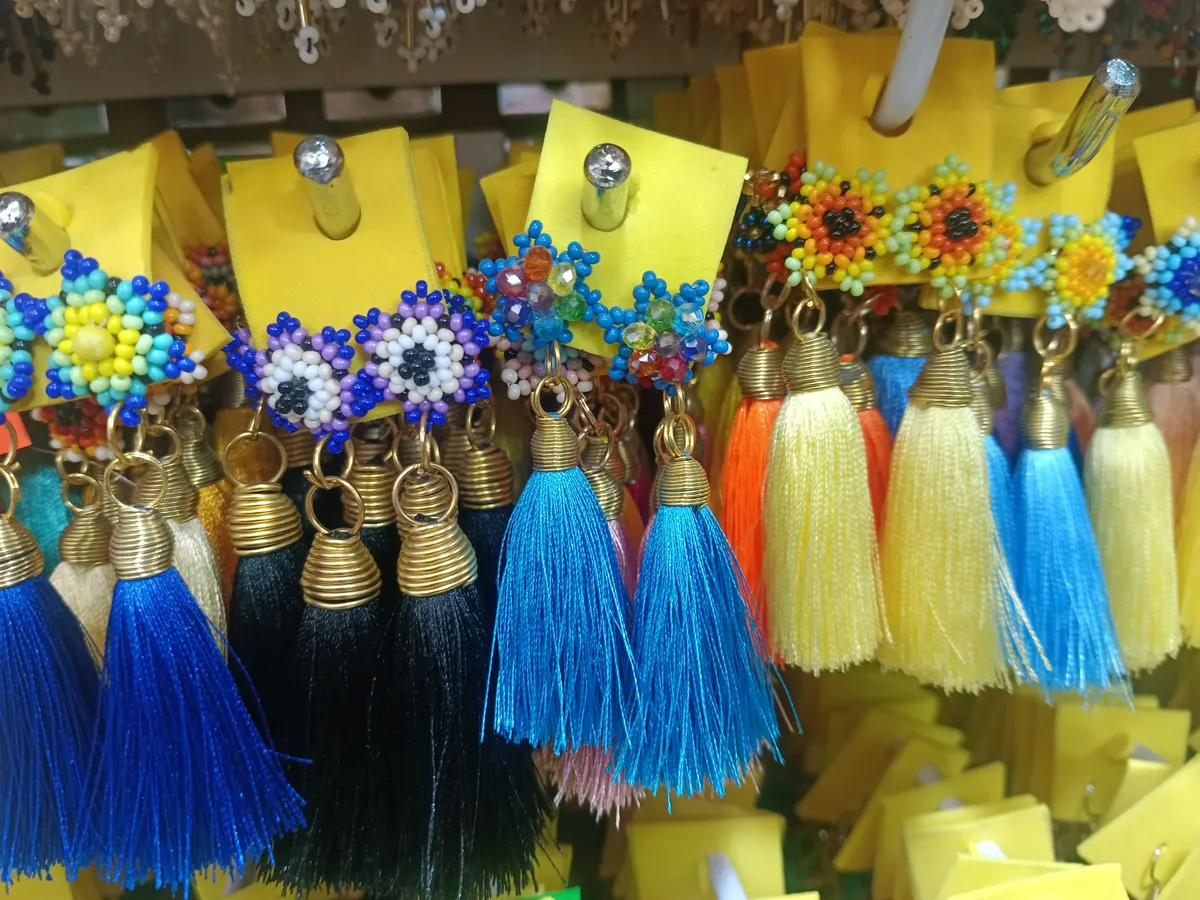 Aretes De Borla Con Flor De Chaquira - Image 2
