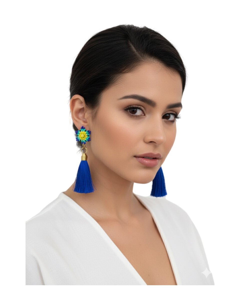 Aretes De Borla Con Flor De Chaquira - Image 4