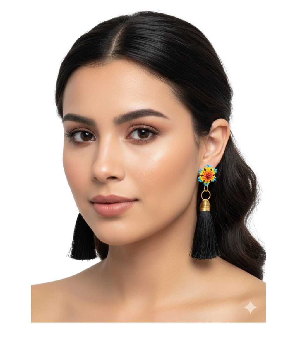 Aretes De Borla Con Flor De Chaquira - Image 3