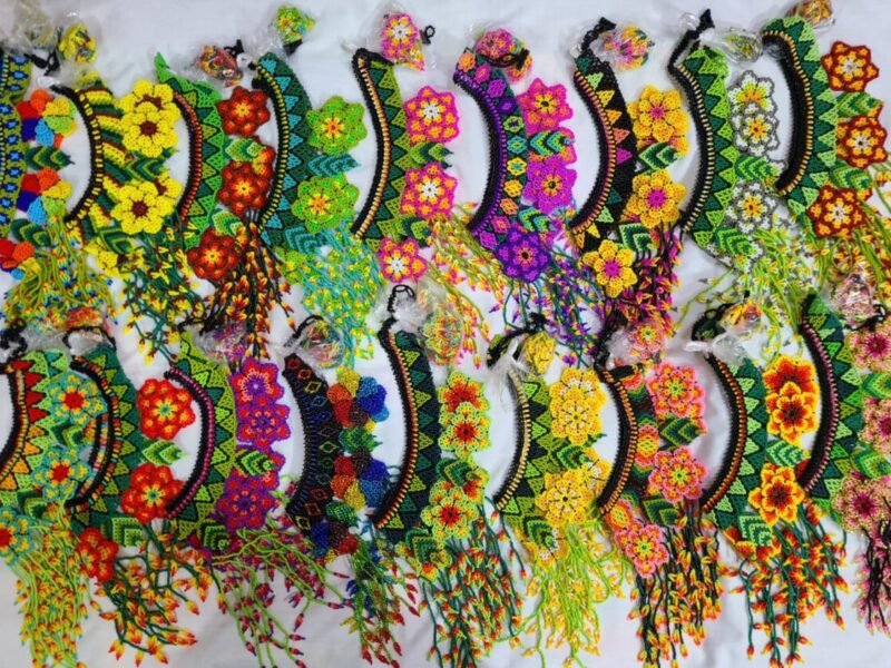 Collar Floral Con Flecos Y Aretes De Chaquira