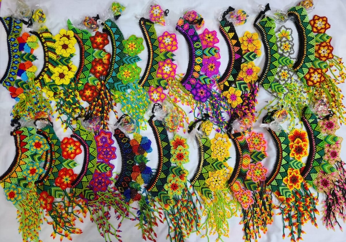 Collar Floral Con Flecos Y Aretes De Chaquira - Image 2