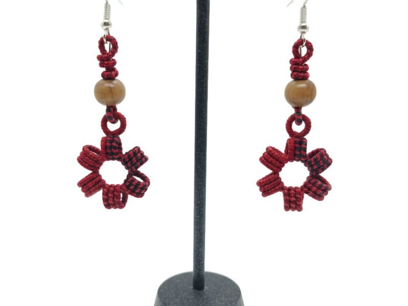 Aretes Tejidos De Flor Nudo Con Cuenta De Madera