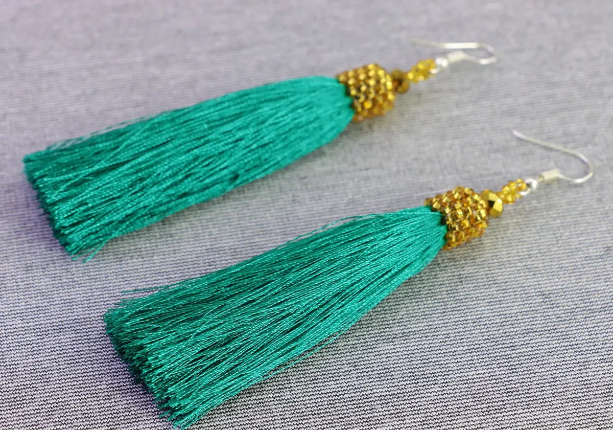 Aretes de Borlas con Cuentas de Chaquira Artesanales - Image 3