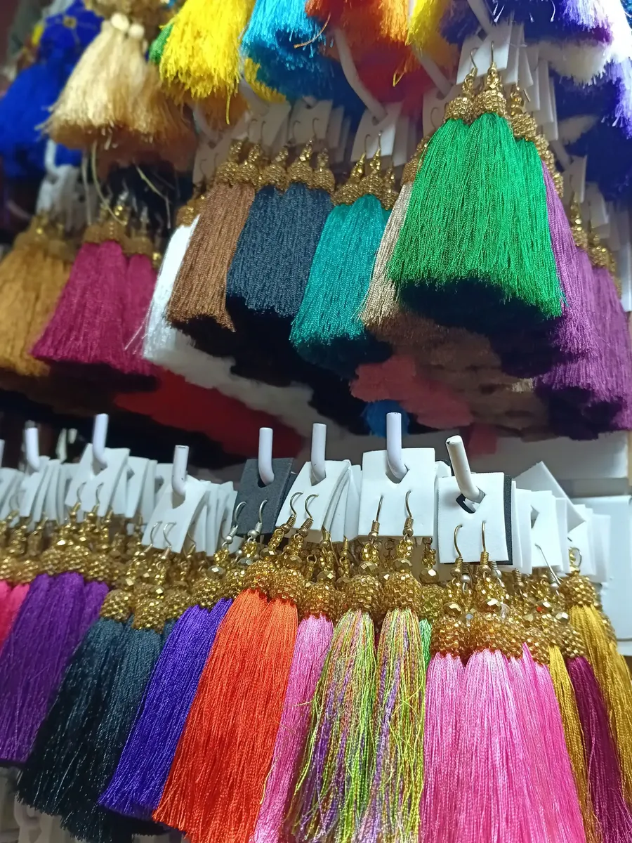 Aretes de Borlas con Cuentas de Chaquira Artesanales - Image 4