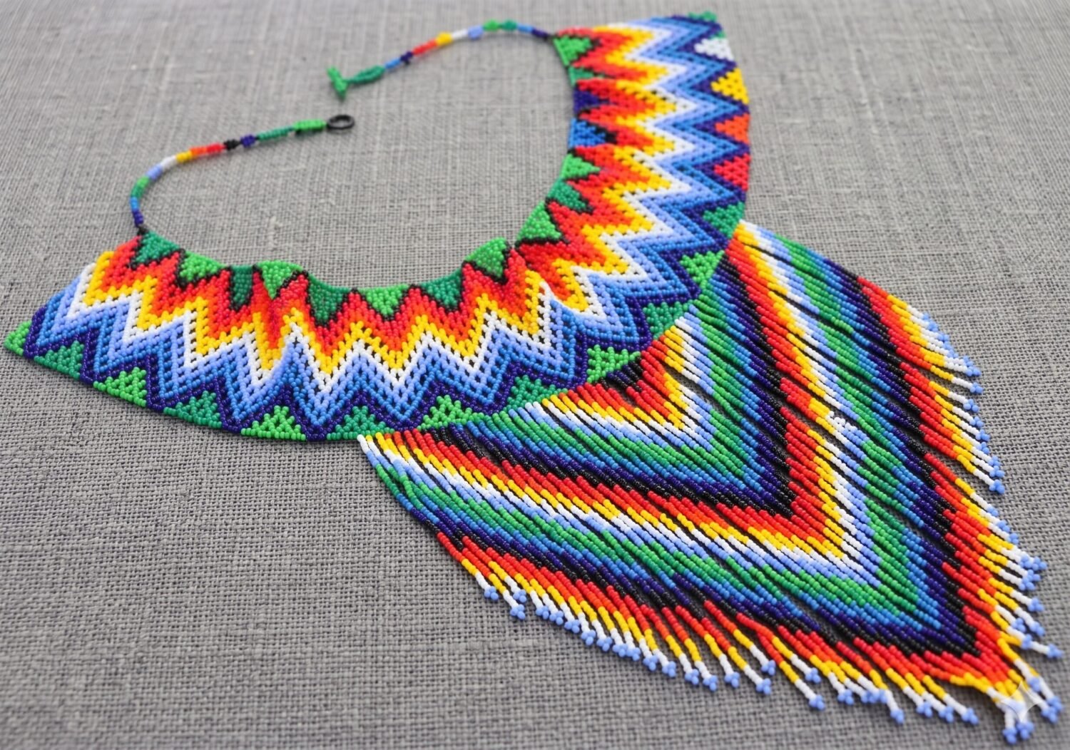 Collar de Chaquira Grande con Flecos Hecho a Mano Artesanal - Image 2