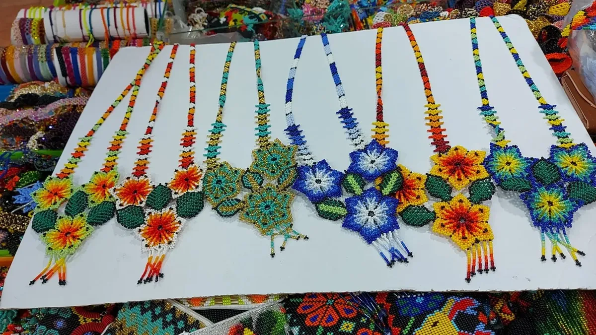 Collare de Chaquira Huichol Artesanal Diseño Floral - Image 4