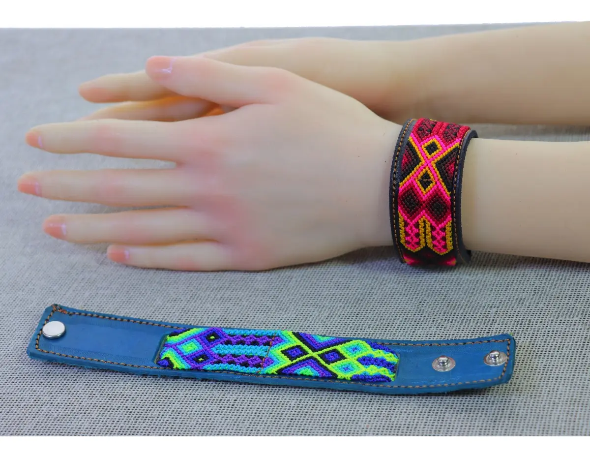 Pulsera Artesanal De Piel Bordada Mexicana - Image 2