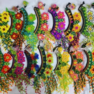 Juego de Collar y Aretes de Chaquira con Flores y Flecos