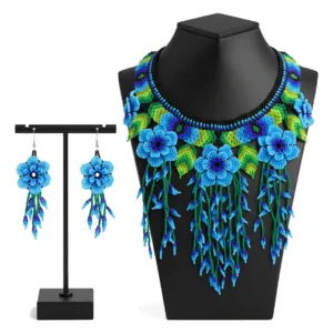 Juego de Collar y Aretes de Chaquira con Flores y Flecos
