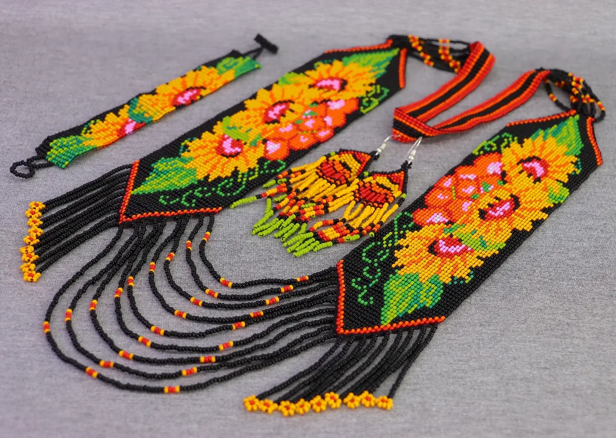 Set Collar Grande Huichol de Chaquira Diseño Floral Hecho a Mano - Imagen 3