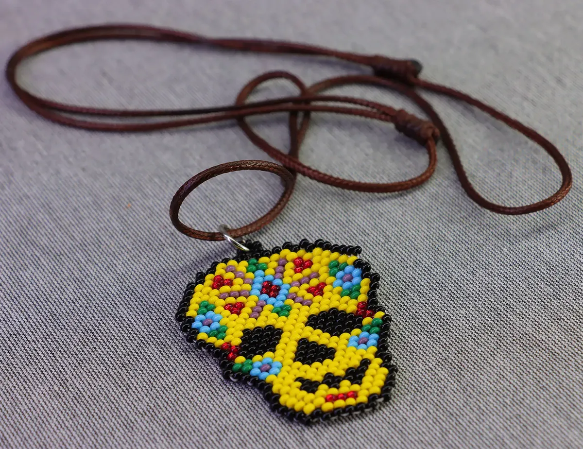 Collar Dije Calavera Chaquira Artesanal Huichol - Imagen 2