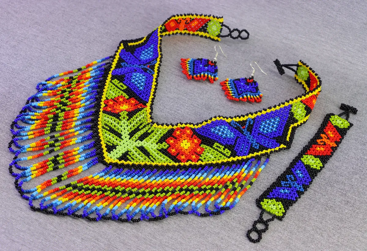 Set Collar Artesanal Mexicano Chaquira Huichol con Aretes y Pulsera - Imagen 2